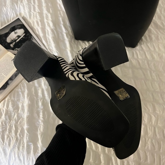 Zebra Faux Leather Heeled Chelsea Boots S05 - Picture 9 of 11